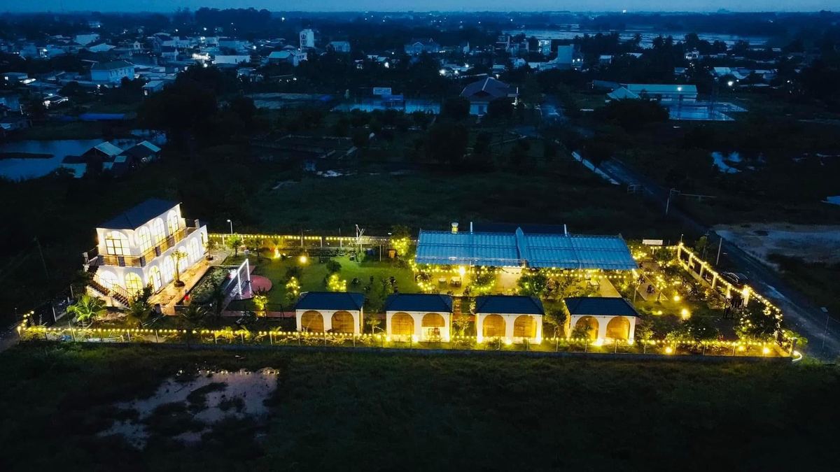 Aerial view Thế Giới Lẩu Chay - Sắc Màu Trảng Bàng 2,000m² Tây Ninh đêm đèn vàng