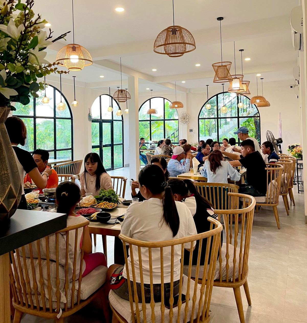 Sắc Màu Trảng Bàng đông khách giờ trưa - đèn nan tre + cây xanh ngoài cửa kính