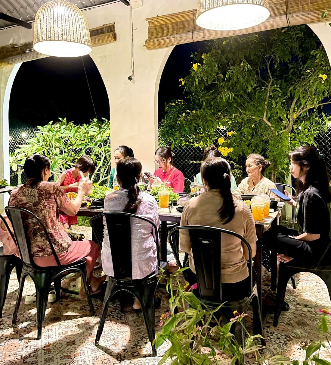 Bữa lẩu chay gia đình tại Thế Giới Lẩu Chay - Sắc Màu Trảng Bàng không gian arch ngoài trời