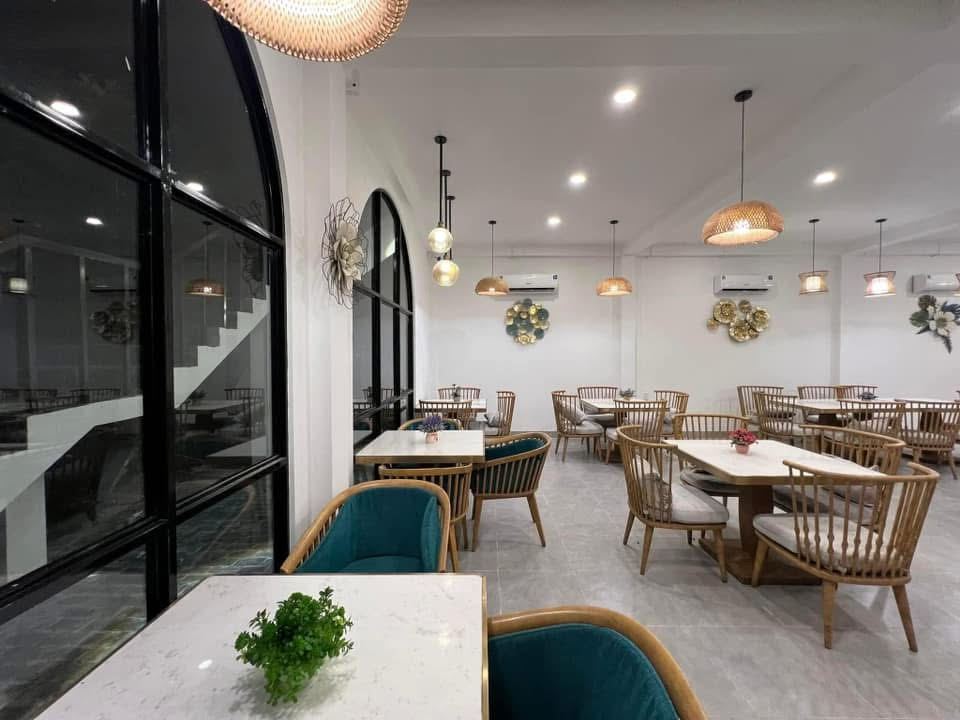 Interior Thế Giới Lẩu Chay sang trọng - ghế teal, đèn nan, hoa kim loại trang trí